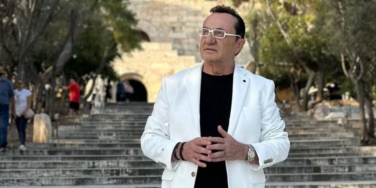 Λευτέρης Πανταζής: Όταν ο άλλος πετάει λουλούδια, έχει πιει και λιγάκι – Ας το βλέπουμε με περισσότερη αγάπη