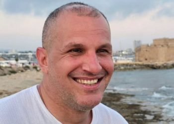 Πέτρος Πέτρου: «Γεννήθηκα με όραση από το ένα μάτι, είχα δεχτεί bullying γι’ αυτό όταν ήμουν μικρός»