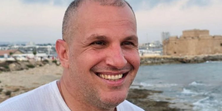 Πέτρος Πέτρου: «Γεννήθηκα με όραση από το ένα μάτι, είχα δεχτεί bullying γι’ αυτό όταν ήμουν μικρός»