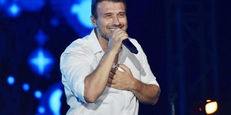 Γιάννης Πλούταρχος – «Δε Γίνεται»: Το νέο δυναμικό ζεϊμπέκικο του τραγουδιστή