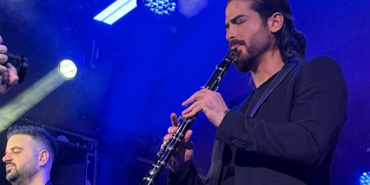 Συνελήφθη ο Άρης Μουγκοπέτρος για ενδοοικογενειακή απειλή – «Στερείται τα παιδιά του χωρίς κανέναν λόγο» λέει ο δικηγόρος του