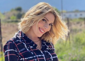 Σμαράγδα Καρύδη: Τραγούδησε και χόρεψε την «Μαλάμω» – Η ανάρτηση της Ευγενίας Σαμαρά