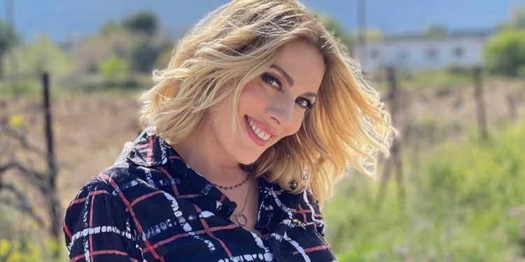 Σμαράγδα Καρύδη: Τραγούδησε και χόρεψε την «Μαλάμω» – Η ανάρτηση της Ευγενίας Σαμαρά