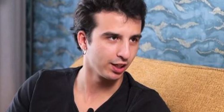 Στέργιος Μικρούτσικος: «Μου λείπουν τα πιο καθημερινά πράγματα με τον πατέρα μου – Με αγχώνει το κομμάτι της σύγκρισης»