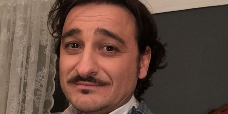 Βασίλης Χαραλαμπόπουλος: «Στην αρχή, η πολλή αγάπη του κόσμου μου προκάλεσε φόβο, όχι υπεροψία»