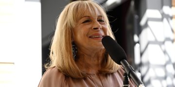 Άννα Φόνσου: «H Ζωζώ Σαπουντζάκη ακούει αυτά που λένε για την υγεία της και κλαίει – Ας μην μεγαλοποιούμε τα πράγματα»