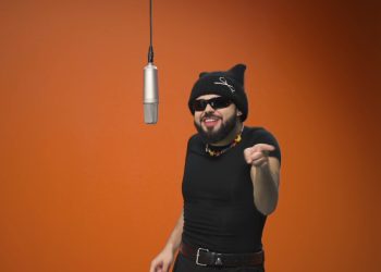 Ακύλας: «Θυμάμαι τη μητέρα μου να δουλεύει 12ωρα – Έπαιρνε δανεικά από φίλες της»