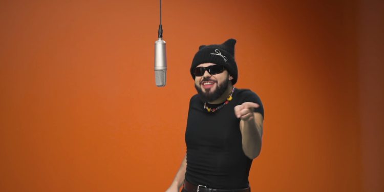 Ακύλας: «Θυμάμαι τη μητέρα μου να δουλεύει 12ωρα – Έπαιρνε δανεικά από φίλες της»