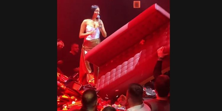 Αναστασία: Πέταξαν καναπέ στην πίστα την ώρα που τραγουδούσε