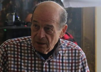 Μανούσος Μανουσάκης: Συγκινεί η σύζυγός του 14 μήνες μετά τον θάνατό του – «Του μιλάω και μου απαντάει»