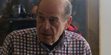 Μανούσος Μανουσάκης: Συγκινεί η σύζυγός του 14 μήνες μετά τον θάνατό του – «Του μιλάω και μου απαντάει»