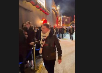 Γιώργος Μαζωνάκης: Κέρασε σφηνάκια όσους περίμεναν έξω από το νυχτερινό κέντρο όπου τραγουδάει