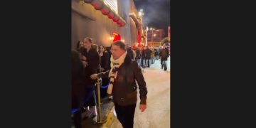 Γιώργος Μαζωνάκης: Κέρασε σφηνάκια όσους περίμεναν έξω από το νυχτερινό κέντρο όπου τραγουδάει