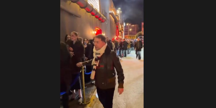 Γιώργος Μαζωνάκης: Κέρασε σφηνάκια όσους περίμεναν έξω από το νυχτερινό κέντρο όπου τραγουδάει