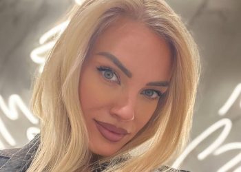 Η Τζούλια Νόβα εξηγεί γιατί δεν έχει βαπτίσει ακόμη την κόρη της: «Θα μου άρεσε είτε να το κάνω σε αυτή την ηλικία είτε…»