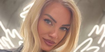 Η Τζούλια Νόβα εξηγεί γιατί δεν έχει βαπτίσει ακόμη την κόρη της: «Θα μου άρεσε είτε να το κάνω σε αυτή την ηλικία είτε…»