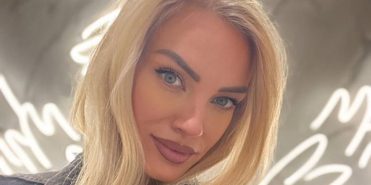 Η Τζούλια Νόβα εξηγεί γιατί δεν έχει βαπτίσει ακόμη την κόρη της: «Θα μου άρεσε είτε να το κάνω σε αυτή την ηλικία είτε…»