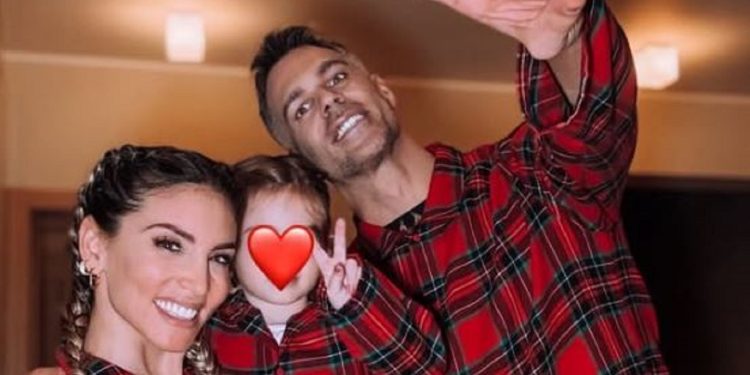 Αθηνά Οικονομάκου: «Κλείνω το 2025 με ανάσα βαθιά και ένα σιωπηλό “ευχαριστώ”» – Ο απολογισμός και η φωτογραφία με τον Μπρούνο Τσερέλα και τα παιδιά της