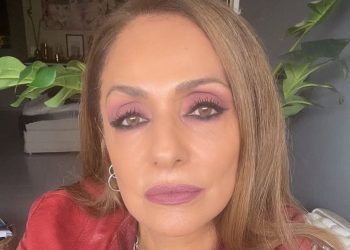 Βίκυ Κουλιανού: «Αποχαιρέτησα τον μπαμπά μου ένα χρόνο μετά τον θάνατό του, ακούγοντας Μητροπάνο»