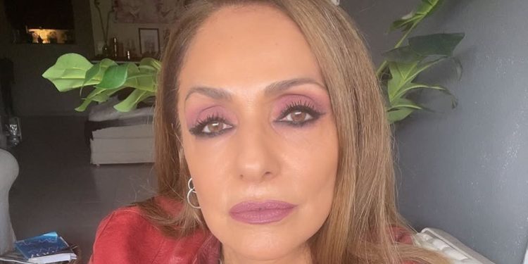 Βίκυ Κουλιανού: «Αποχαιρέτησα τον μπαμπά μου ένα χρόνο μετά τον θάνατό του, ακούγοντας Μητροπάνο»