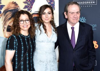 Τόμι Λι Τζόουνς: Σπάει τη σιωπή του μετά τον θάνατο της κόρης του, Βικτόρια\