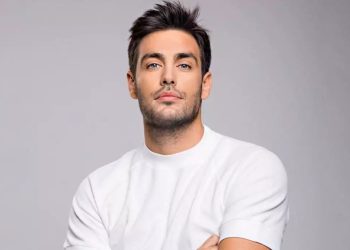 Ο Κώστας Μαρτάκης τραγουδάει «Το Σ’ αγαπώ» με τον ωραιότερο τρόπο