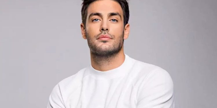 Ο Κώστας Μαρτάκης τραγουδάει «Το Σ’ αγαπώ» με τον ωραιότερο τρόπο